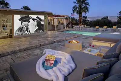 Image de Architectural Digest vedette Estate offre soirées cinéma sous le désert Etoiles!