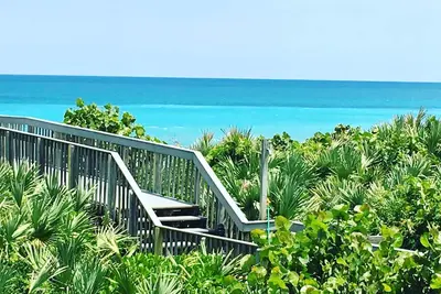 Image de \"Ocean Oasis\" vue imprenable de condo en bord de mer direct sur l'île Hutchinson