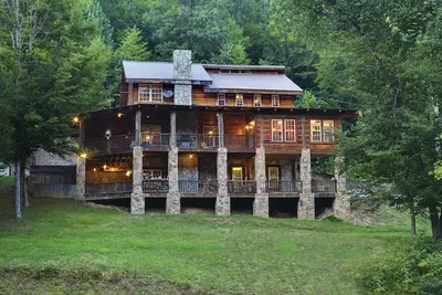Image de Nc Private Rustic Ski Lodge bain à remous cabine pour 15 personnes! Lit suspendu et 2 étangs!