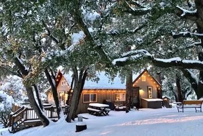 Image de \"Cozy Oaks Cabin\" Escapade paisible à la montagne, charmante et romantique! Pass Trail. . .