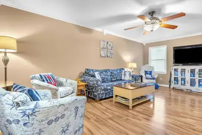 Image de 3 chambres, Beachwalk, clôturé dans la cour pour les chiens!