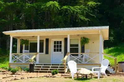 Image de Petite maison dans les montagnes - cascade, jacuzzi et vue imprenable sur la ferme