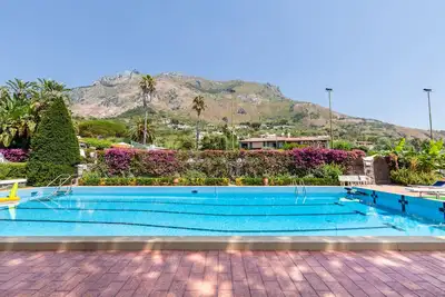 Image de Maison avec piscine et jardin de plus de 1000 mètres carrés