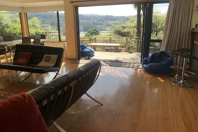 Image de Détendez-vous confortablement dans notre maison de lac bien équipée.