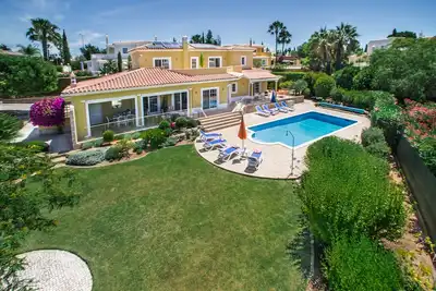 Image de Villa neuve, luxueuse, piscine, vue sur la mer, proche des plages.