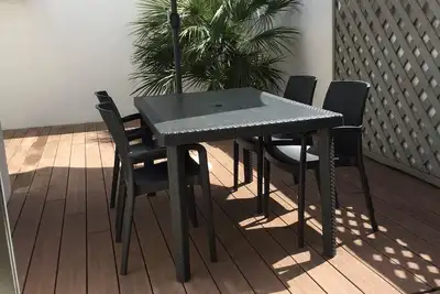 Image de A quelques pas de la plage principale, un peu plus de 5 minutes à pied.