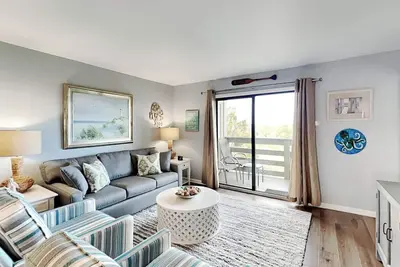 Image de Condo en front de mer sur North End avec piscine communautaire, premier étage à quelques pas de la piscine et accès à la plage