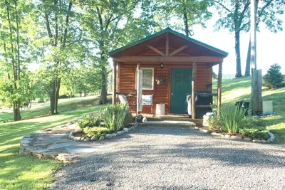 Image de 1 lit. 1 Futon, vue sur le ruisseau