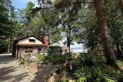 Image de Lakefront Home sur le magnifique lac Burt.