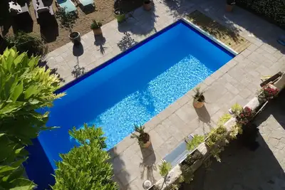 Image de Une maison de caractère en pierre avec piscine privée chauffée.
