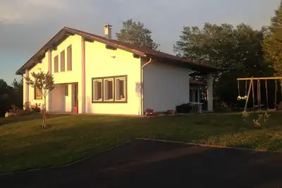 Image de Maison moderne située entre mer et montagnes, idéale pour découvrir la région