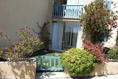 Image de Très beau T2 en rez-de jardin arboré avec piscine, vue mer, commerces et plage