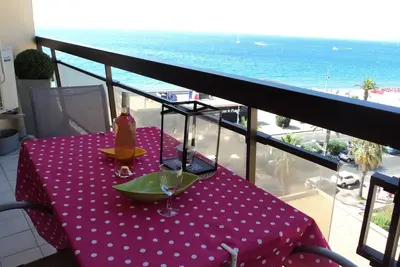Image de Superbe vue! La plage de sable et la mer à vos pieds