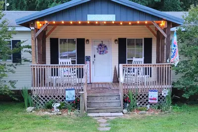 Image de Maison du lac récemment rénovée avec quai privé dans une communauté tranquille