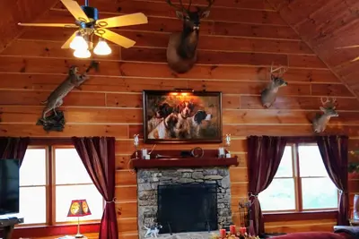 Image de Ferme de Mill Hill, maison en rondins de luxe près du Tryon International Equestrian Center