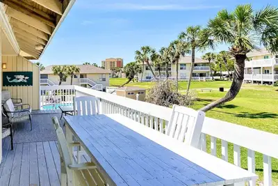 Image de Sandpiper Cove, accès à la plage privée surplombant la piscine et le parcours de golf