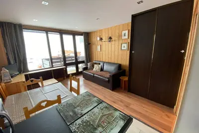 Image de Studio ski aux pieds, vue montagne, idéal pour 4