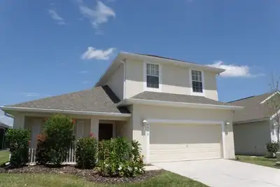 Image de Maison de piscine de 4 chambres à coucher de 2 étages avec vue imprenable sur le lac sur la communauté fermée