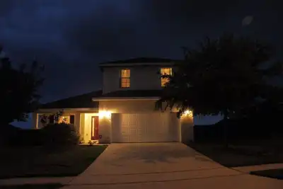 Image de Belle maison de 2 étages avec piscine et vue sur le lac sur une communauté de golf fermée.