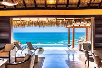 Image de * Nouvelle PROPRIÉTÉ * Villa de luxe en bord de mer avec deux piscines privées!