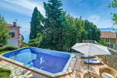 Image de Maison de vacances privée avec Wifi, bain à remous, climatisation, piscine privée, Tv, terrasse