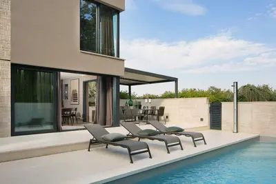 Image de Belle maison de vacances privée avec piscine privée, climatisation, Wifi, Tv, terrasse et parking