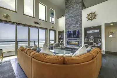 Image de Chic Newport Home avec bain à remous et sauna sur la plage!
