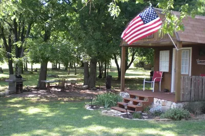 Image de Petite maison avec des équipements de grande taille niché dans la campagne