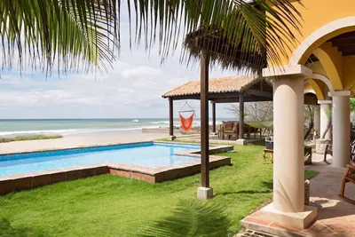 Image de Casa Cantamar: invitant un espace extérieur directement sur le sable