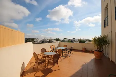 Image de 3 chambres, terrasse privée de 50 m2, air conditionné toutes les pièces