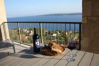 Image de Belle grande famille et luxueux sympathique « maison en pierre » avec une vue imprenable sur la mer