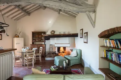 Image de Montestigliano, une authentique ferme au coeur de la Toscane, est une oasis de paix et de beauté qui offre à ses hôtes des résidences raffinées et une vue enchanteresse