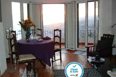 Image de Appartement spacieux, Vue Splendide sur mer et montagne