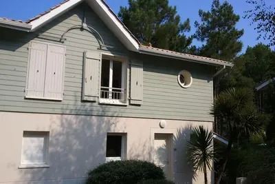 Image de Maison de vacances nichée entre le lac et l'océan sur un parcours de golf.