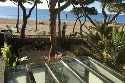 Image de Magnifique villa catalane située face mer. <br>Les pieds ds le sable a 1h de Bcn.