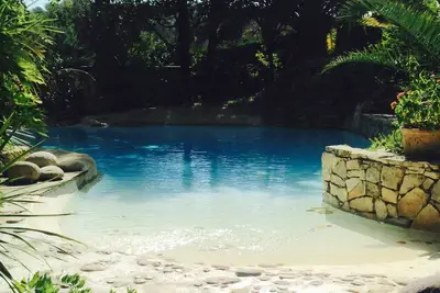 Image de Mas charme 6 pers écrin verdure piscine cascade Grasse bl prestations