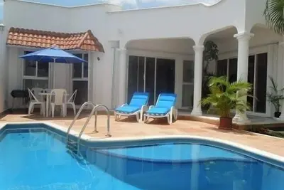 Image de Emplacement, emplacement, emplacement, villa privée, piscine, Vonage, Wifi, près de la ville