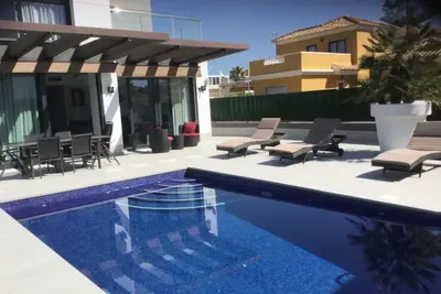 Image de Villa spacieuse(7p)plage à2 km piscine privée 3 chambres 3sd Bains wifi barbecue