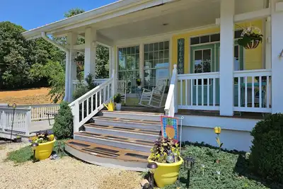 Image de «Historical» Yellow Tea Cup Cottage, cadre de ferme, printemps H2o, WiFi, région de Knoxville