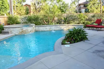 Image de Haut de gamme 6 lits, 5 Ba, nouvelle piscine avec jacuzzi, 1/2 mile à pied de Disney