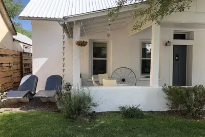 Image de Adobe dans un emplacement privilégié au cœur de Marfa, Steamshower, Fantastic Porch
