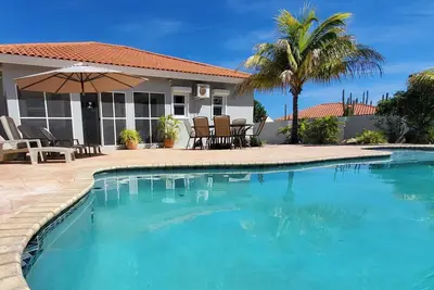 Image de Maison 3br privée, cul-de-sac calme, piscine, toutes commodités, à 3 min de la plage!