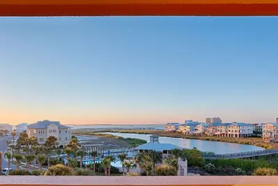 Image de Sensationnel! ! ! Rénové Beach Front Resort 3ème étage Condo Inc. Service de plage