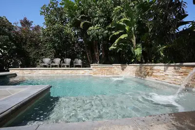 Image de Classy 4 chambres 3 salles de bain piscine Home 3/4 Mile Walk To Disney