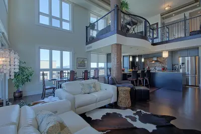 Image de Penthouse exécutif de 2 étages avec patio de 800 pieds carrés, bain à remous, sauna et plus encore!