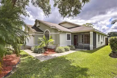 Image de Nouveau! Lakefront Brandon Home w / Lanai avec écran!
