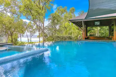 Image de Balinese Resort Style House, vue sur la mer, piscine à débordement