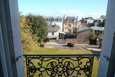 Image de Appartement de charme, calme, jolie vue avec aperçu mer, hyper centre Dinard