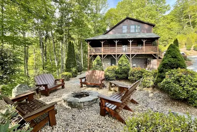 Image de Vues sur la montagne, foyer, bain à remous, salles de jeux, très bien situé!