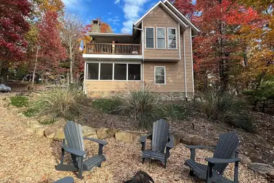Image de Vue imprenable sur la montagne sur un parcours de golf pittoresque dans la région viticole de la vallée de Yadkin